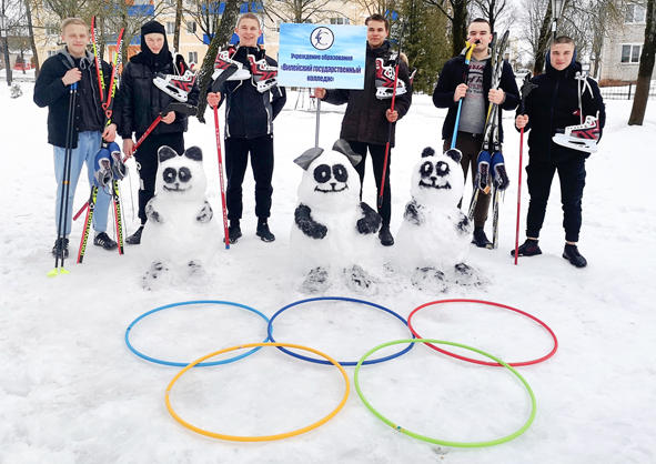 白俄罗斯大学生堆“野性”冰墩墩雪人 举冰刀为奥运健儿加油