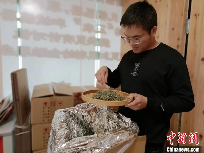 返乡创业大学生杜赢在店里经营白茶。　福鼎市融媒体中心 供图