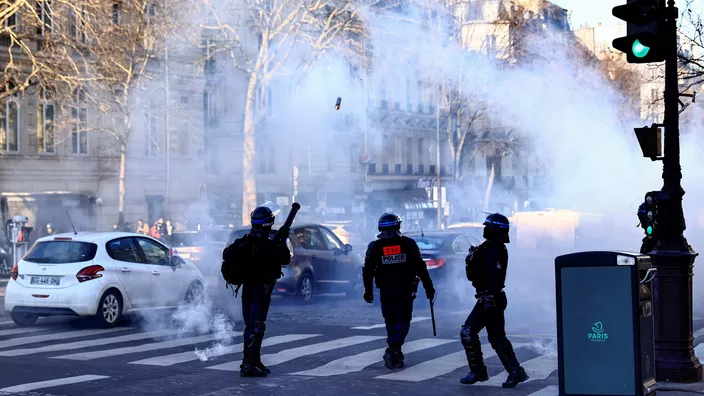 抗议示威者聚集法国巴黎 警方动用催泪瓦斯驱赶