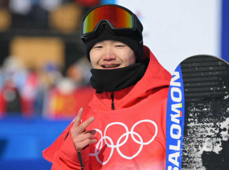 日本运动员晒日常：买冰墩墩、打饭、雪墙刨坑"给北京冬奥留印"