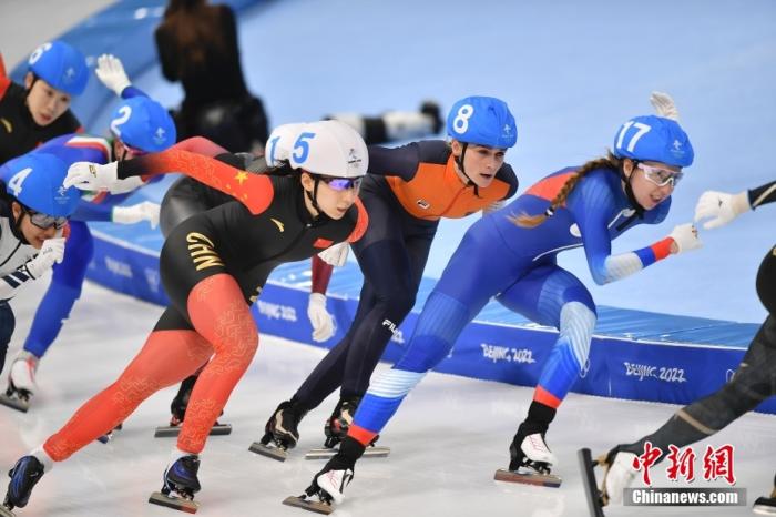 2月19日，冰丝带北京2022年冬奥会速度滑冰女子集体出发决赛在国家速滑馆“冰丝带”举行。见证坚守图为中国队选手李奇时(5号)在比赛中。突破 <a target='_blank' href='/'>中新社</a>记者 李骏 摄