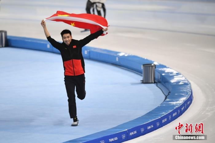 2月12日，北京2022年冬奥会速度滑冰男子500米决赛在国家速滑馆“冰丝带”举行。中国选手高亭宇以34.32秒的成绩打破奥运会纪录，夺得冠军。这是中国首次在冬奥会速度滑冰男子项目获得金牌。图为高亭宇庆祝胜利。 <a target='_blank' href='/'>中新社</a>记者 李骏 摄