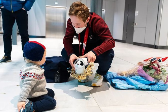 温馨一刻！挪威冬奥冠军把金墩墩送给宝宝：他很喜欢