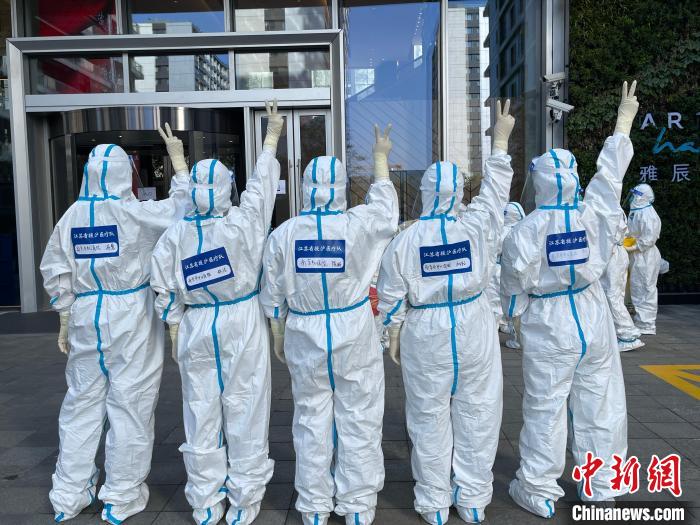 来自南京的段的“大白”们坚守在上海抗疫“前线”。　南京市中心医院供图