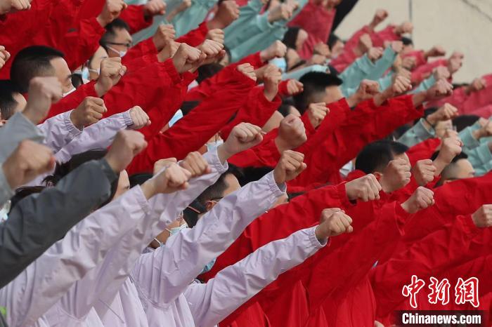 上海疫情严峻，紧邻的“苏大强”义不容辞，江苏省累计派出1.4万余名“白衣卫士”奔赴上海。　泱波 摄