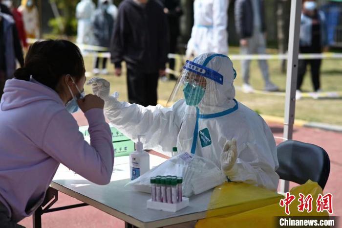 资料图：从各地奔赴上海的“白衣卫士”们，为上海打赢这场抗疫战默默付出。　南京市中心医院供图