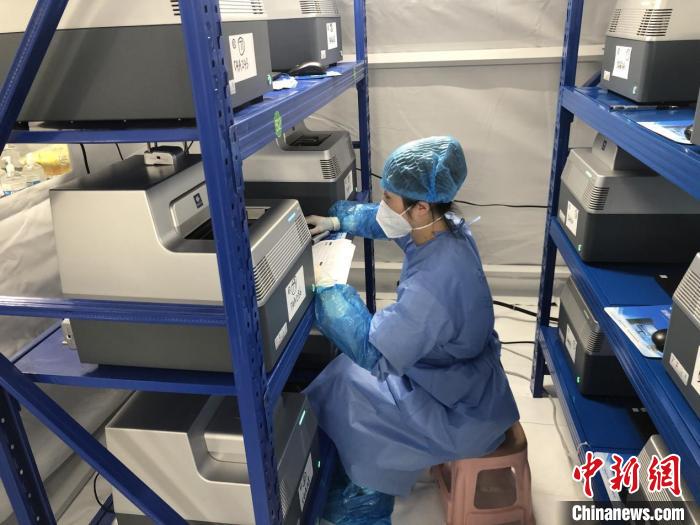 南方医科大学珠江医院援沪医疗队在工作 广东省支援上海核酸检测队 供图