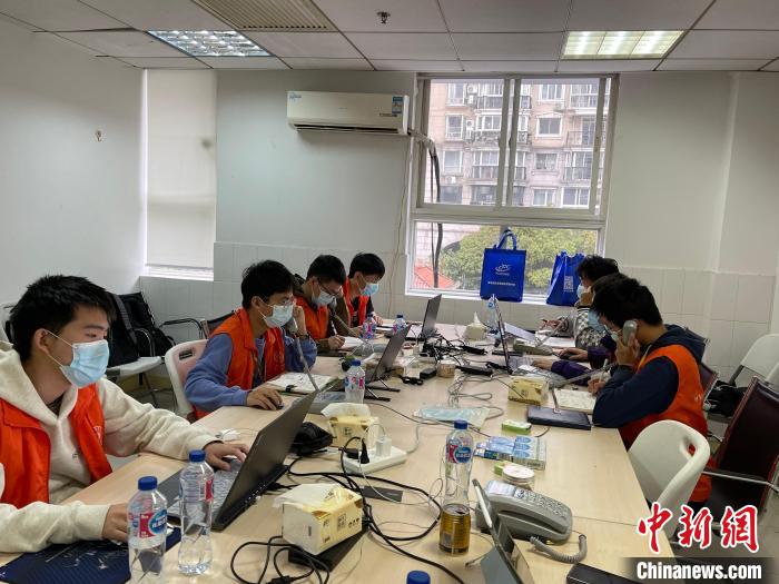 在经过疾控部门专业培训后，大学生志愿者们“上岗”了。　上海健康医学院供图