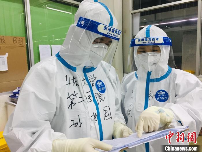 山东援沪医疗队成员在方舱医院内工作。　上海市徐汇区石龙路方舱医院供图