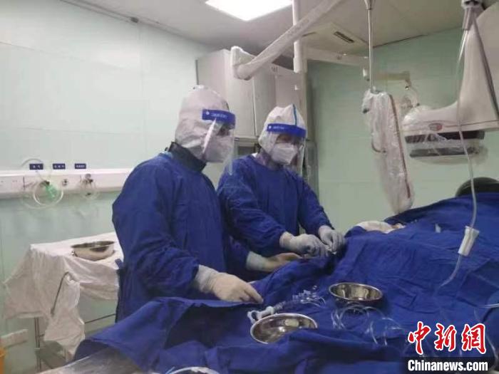 上海封控急救不停：医生争分夺秒打开“生”路 先心病新生儿得重生