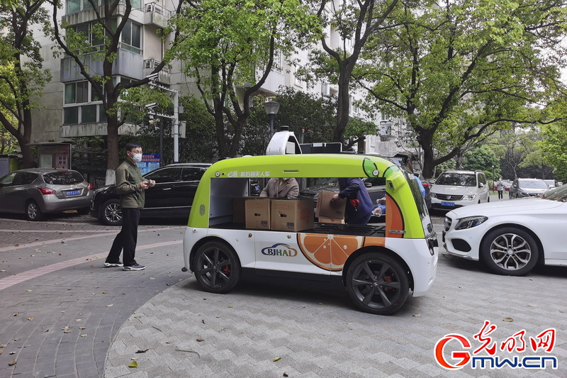 【组图】“守沪者联盟”丨上海：自动驾驶无人车亮相小区 助力疫情保供最后100米