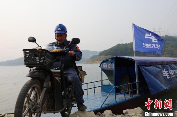 一艘船，一辆摩托车，是王仲吉服务天生桥库区群众的标配。　王亚玲 摄