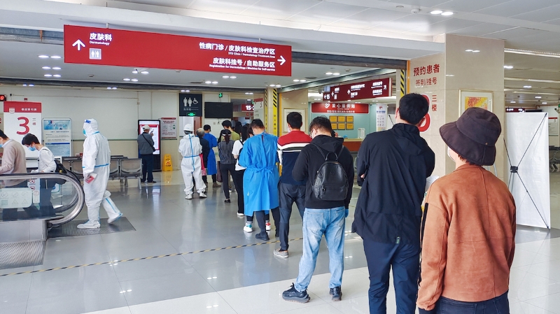 2022年4月22日，患者在上海复旦大学附属华山医院排队就诊。