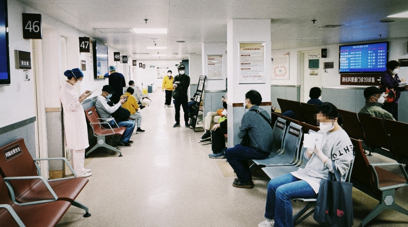 2022年4月22日，上海市第一人民医院内接诊情况有序而忙碌。门诊处的病人等待接诊。