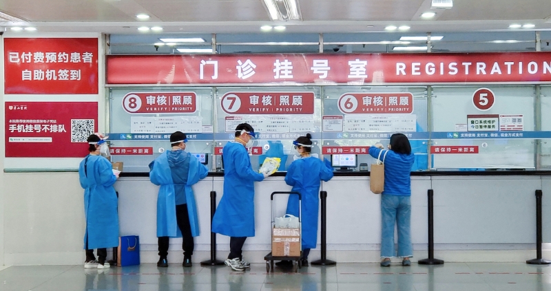2022年4月22日，上海，复旦大学附属华山医院。志愿者为社区居民代配药服务。