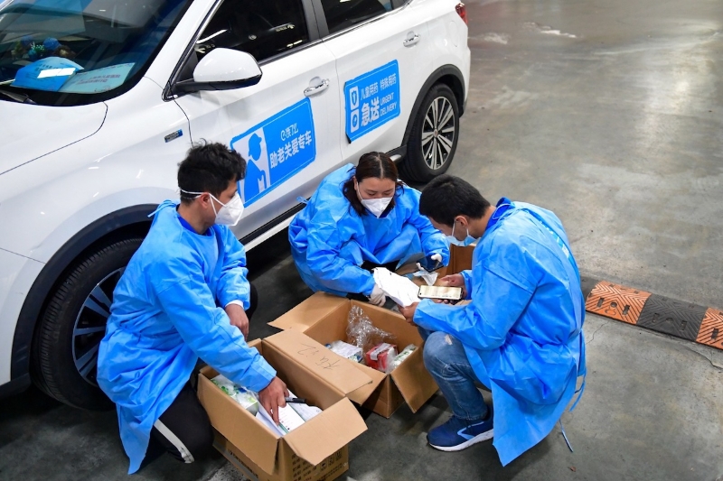 2022年4月15日，应急配送专车的配送员们在上海市儿童医院地下车库核对儿童药品的配送地址。