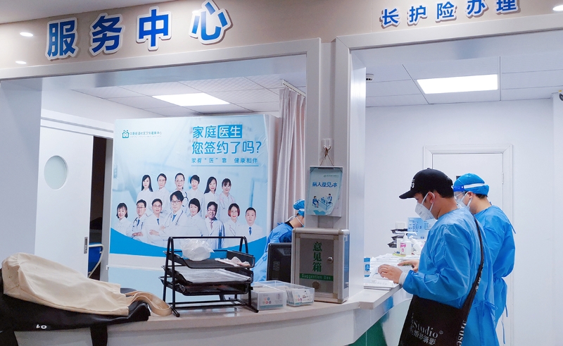 2022年4月18日，上海长宁区某街道社区卫生服务中心开放至深夜，为封控区居民提供代配药服务。