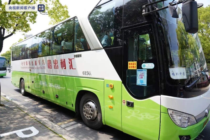 专车接送 上海奉贤开设60岁以上老年人疫苗接种专场