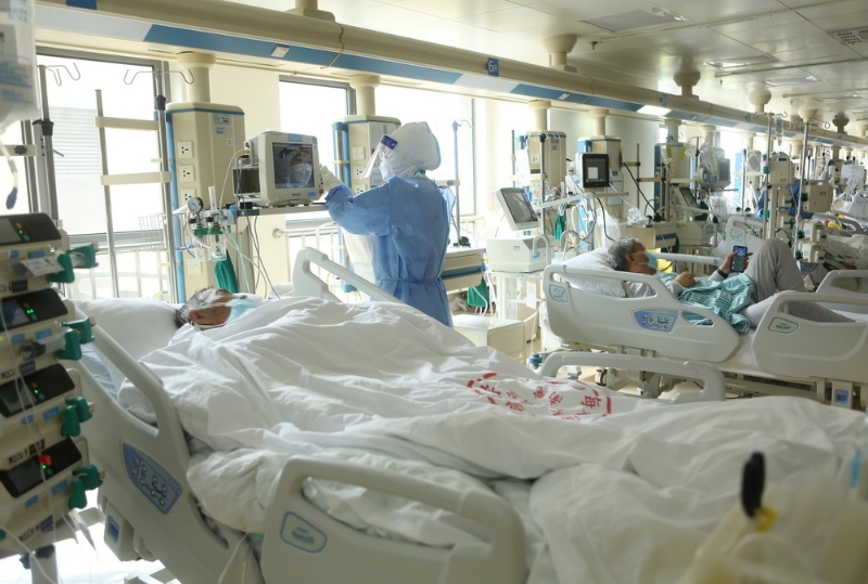4月23日，击I救治在仁济南院，全力医护人员在ICU病房查看监测仪。危重<strong></strong>