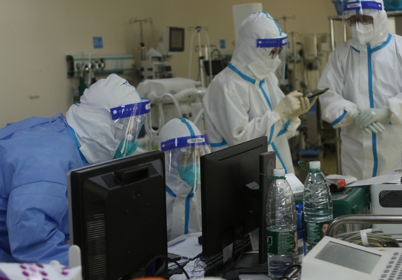 4月23日，在仁济南院，医护人员在ICU病区工作站查看患者救治信息。