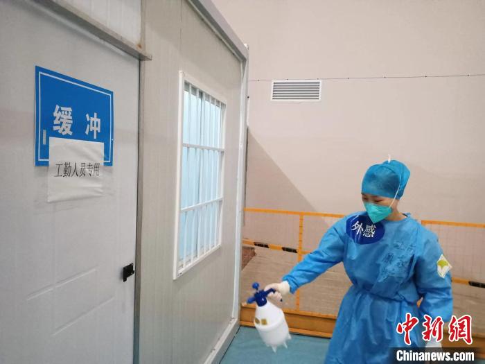 图为外感护士进行消杀工作。　江苏省中医院供图