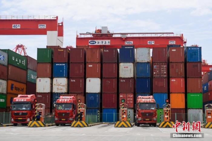 4月27日，上海洋山深水港，卡车在等候装载货物。 <a target='_blank' href='/'>中新社</a>记者 田雨昊 摄
