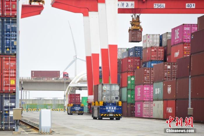 4月27日，上海洋山深水港，无人搬运车正在运送货物。 <a target='_blank' href='/'>中新社</a>记者 田雨昊 摄