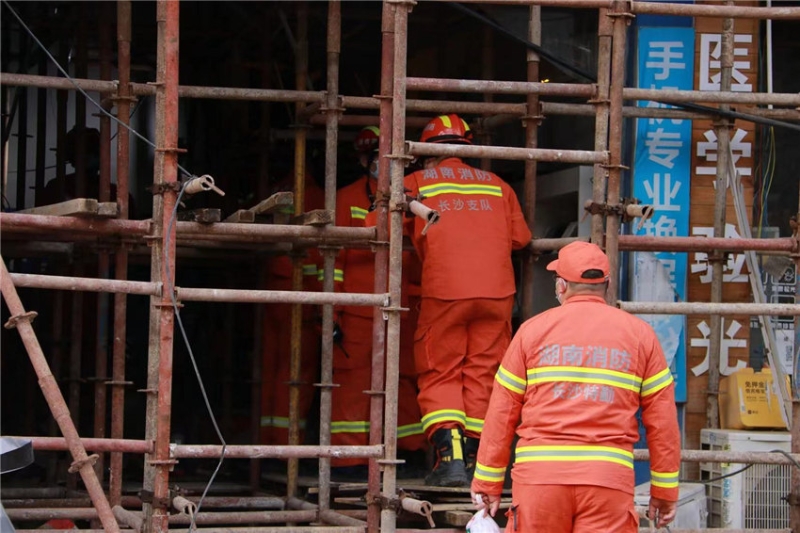 长沙居民自建房倒塌事故救援如何开展？通过手动、电动、液压破拆工具打通生命通道