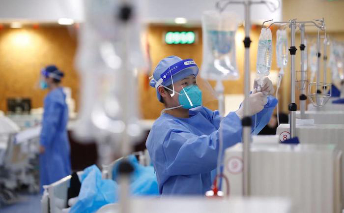 2022年4月28日，上海东方肝胆外科医院血透室的医护人员。