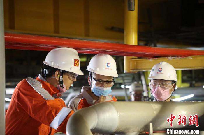 2021年4月25日，青年员工在生产甲板对气密性测试每一个环节严格把控，确保气密性测试保质保量完成。　中国海油海南分公司供图