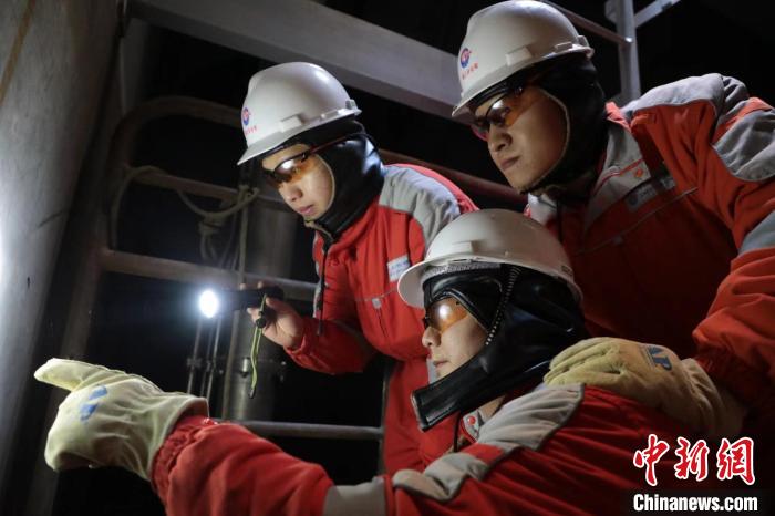 2021年1月8日，船系青年员工在立柱底部对船体内壁进行精细排查，确保排除船体所有安全隐患。　中国海油海南分公司供图