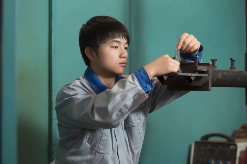 大国“小匠” |钢铁上“绣花”，这个来自大山里的小伙成为了世界顶级技术人