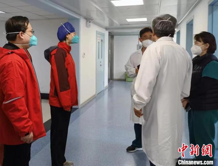 上海九院和来自湖北的医疗队共同商议，决定编组安排ICU重症病房。　上海九院供图