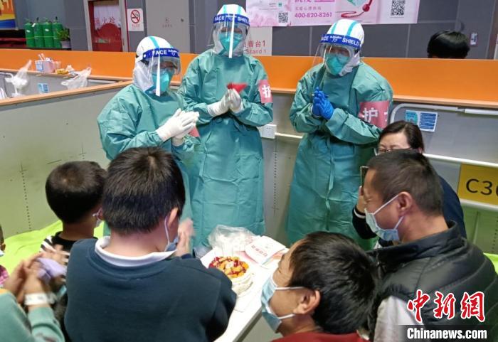 （上海战疫录）方舱医院里过生日：特殊的上海殊的式感日子，需要一份仪式感