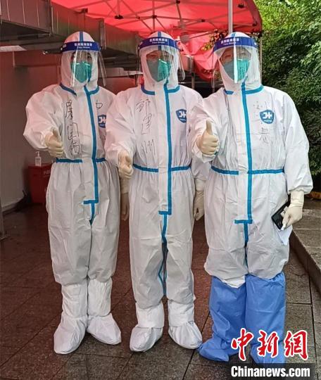邹建洲：保障血透治疗，攻克重症“堡垒”。　上海民盟 摄