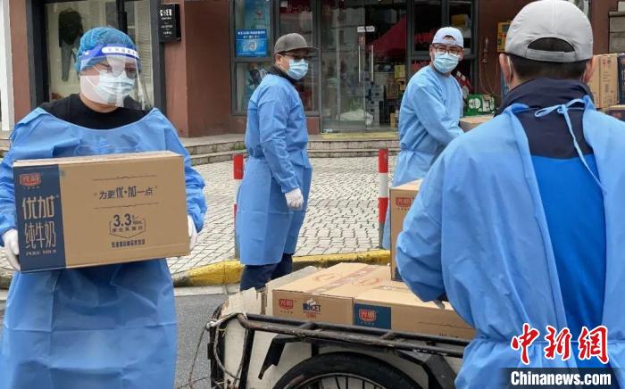 田添和社区志愿者一起做“搬运工”，发放街道配送的保供物资。　上海民盟 摄