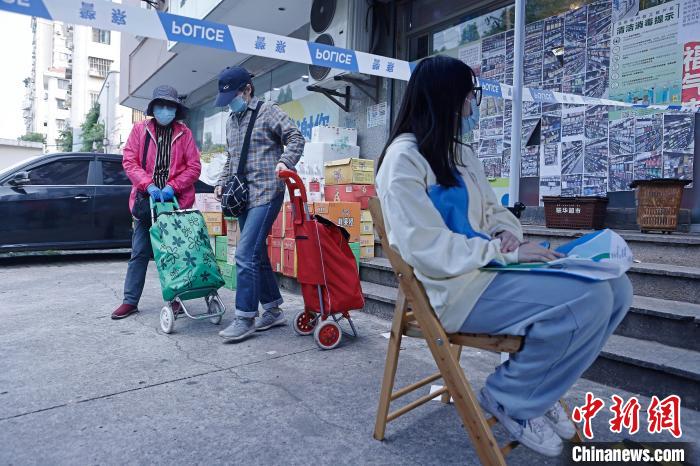 在上海市长宁区哈密路的录上<strong></strong>华联超市门前，民众有序依次购物。海分 殷立勤 摄