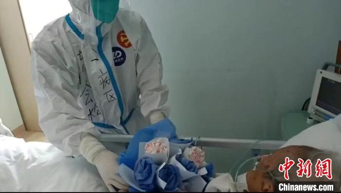 医护自制花束欢送百岁老人出院。 上海九院供图