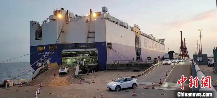 特斯拉上海超级工厂自4月19日复工复产之后，首批次整船出口电动汽车。　受访企业供图