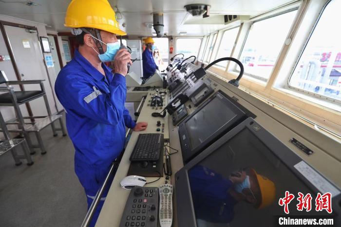 （上海战疫录）“沪”动进行时：独家探访上海港外轮的“燃油保供船”