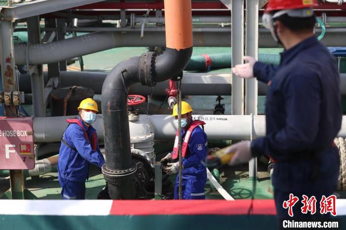 中燃32轮的船员正在上海中燃仓储码头进行装装油作业。　张亨伟 摄