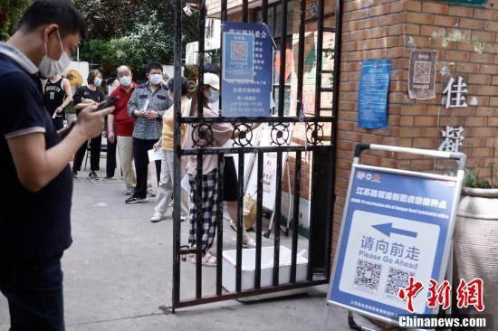 （上海战疫录）医护工作者为防范区民众“送苗上门”