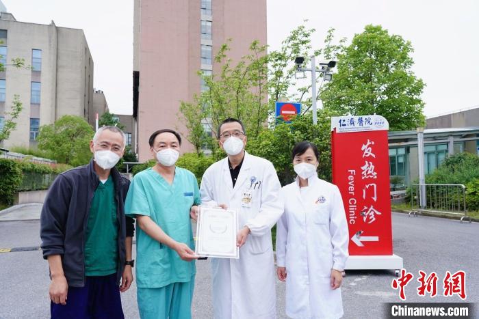 江苏省援沪医疗队方舱队回赠了一块纪念牌。　仁济医院供图