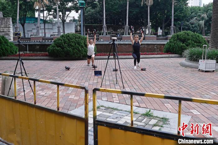 市民在防范区街头空旷的上海身成市民生活场地上进行锻炼。　殷立勤 摄