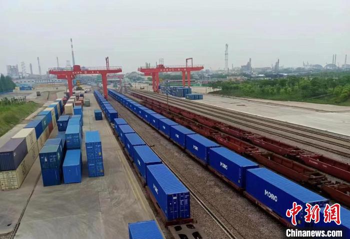 5月29日下午，出口程开搭载着49个集装箱机械设备的欧班“中欧班列-上海号”从上海闵行站出发。　东方丝路 供图