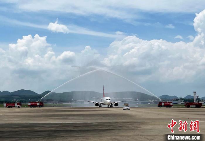 广西在南宁吴圩国际机场举行欢迎仪式，迎接广西医疗队凯旋。　王易 摄