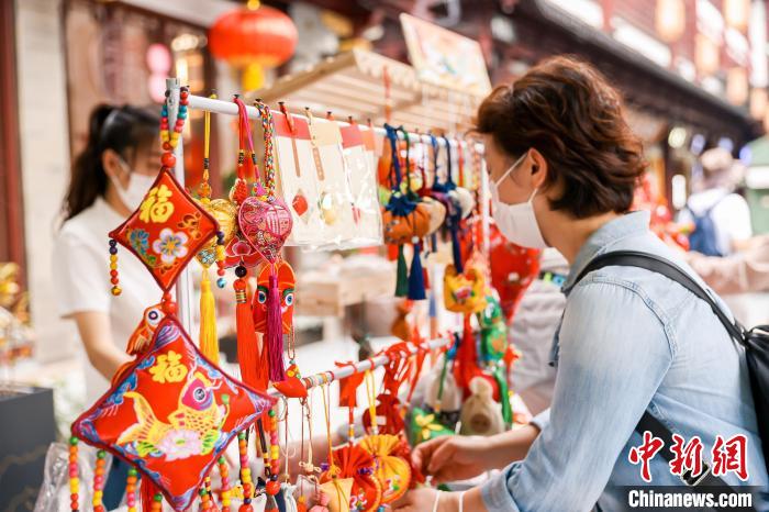 端午将近，在上海豫园商城，顾客在香囊摊前挑选香囊。　上海豫园商城 供图