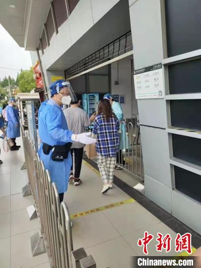 轨交站陆续有市民进站乘车。　上海警方供图