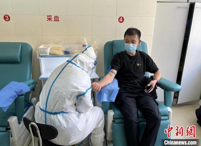 （上海战疫录）上海崇明区血站“重启”35名市民挽起袖子献“热血”