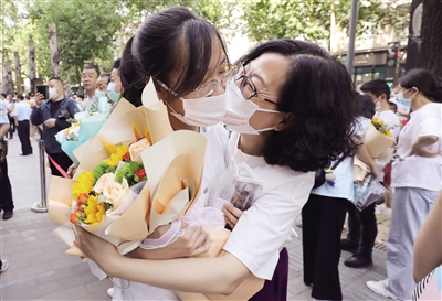 6月8日，陕西考试结束后，高考公布在西安市第八十五中学考点外，成绩考生和家长拥抱在一起。预计月日 本报记者 马昭 代泽均 王晓峰 摄